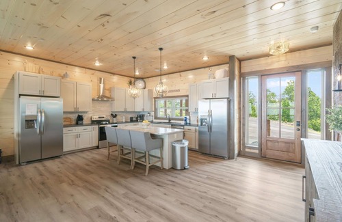 Sevierville Cabina | Elegant Indoor Pool/Theater/Game Room/Dog Friendly-Sleeps 20