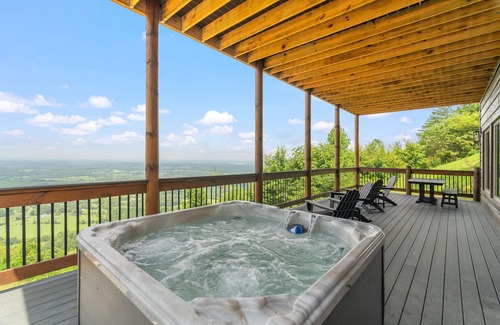 Sevierville Cabina | Elegant Indoor Pool/Theater/Game Room/Dog Friendly-Sleeps 20