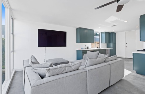 Huntington Harbour Casa | Elegant Island Oasis in Huntington Beach, California's Heart.