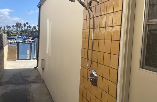 Huntington Harbour Casa | Elegant Island Oasis in Huntington Beach, California's Heart.