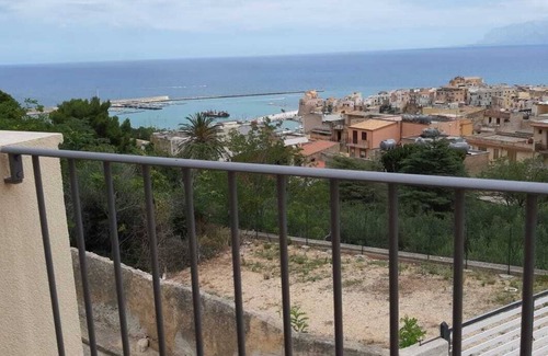 Castellammare del Golfo Casa | Elegante casa panorámica con gran terraza con vistas al mar.