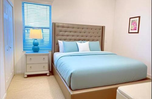 Loughman Casa | Elegant King or Queen Suite Rooms -Private Bath-5 Star Resort-Pool-SPA-Club-Disney-Water Park-WiFi-Smart TV