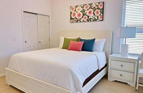 Loughman Casa | Elegant King or Queen Suite Rooms -Private Bath-5 Star Resort-Pool-SPA-Club-Disney-Water Park-WiFi-Smart TV