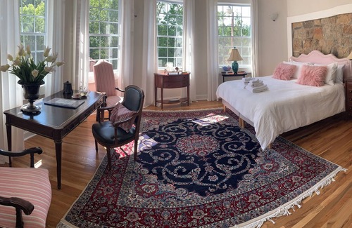 Hendersonville Cama Y Desayuno | Elegant King Size Suite in Historic Hendersonville Home With Gourmet Breakfast