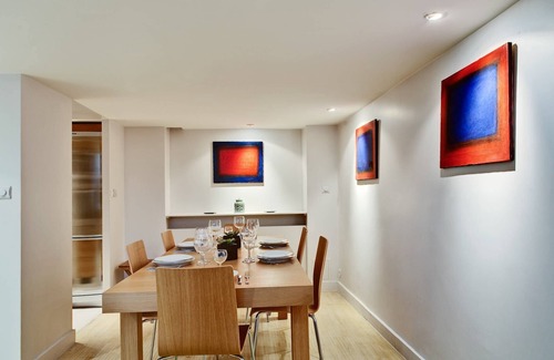 Saint-Merri Apartamento | Elegant Loft in Historic Parisian Mansion with Courtyard Charm