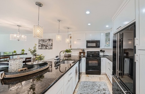 Harbor Condominio | Elegant Long Beach Condo - Marina View - Gated - Parking - Pool Access