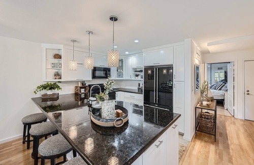 Harbor Condominio | Elegant Long Beach Condo - Marina View - Gated - Parking - Pool Access