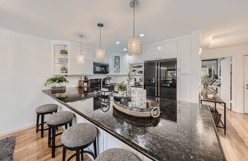 Harbor Condominio | Elegant Long Beach Condo - Marina View - Gated - Parking - Pool Access