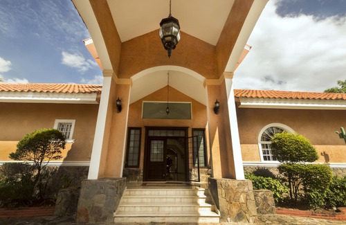 Guayacanes Villa | Elegante villa de golf de lujo a 12 minutos de la playa con piscina, jacuzzi (NO climatizada) y barbacoa