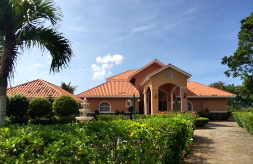 Guayacanes Villa | Elegante villa de golf de lujo a 12 minutos de la playa con piscina, jacuzzi (NO climatizada) y barbacoa