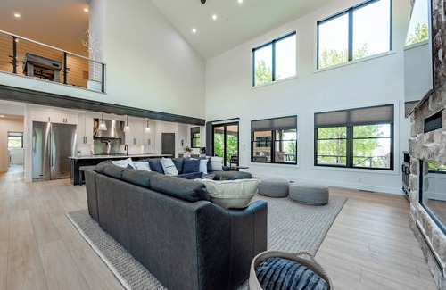 McHenry Casa | Elegant Luxury Lodge w/ Views, Hot Tub & Games
