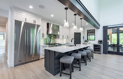 McHenry Casa | Elegant Luxury Lodge w/ Views, Hot Tub & Games