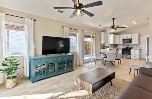 Pumpkin Center Casa | Elegant Mid Century 2BR 2 KING Beds Retro Style