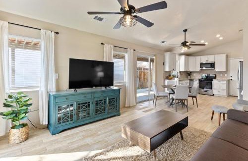 Pumpkin Center Casa | Elegant Mid Century 2BR 2 KING Beds Retro Style