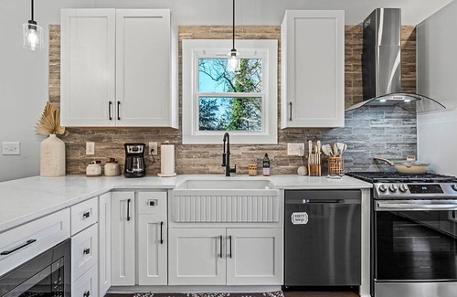 Washington Park Casa | Elegant Mini Mansion w/ HotTub, Movie Theater, Bar & Yoga! Downtown, Sleeps 16