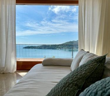 Portovenere Apartamento | Elegant modern and bright flat with splendid terrace overlooking the sea and Palmaria Island Modern designer interior accommodates up to six people