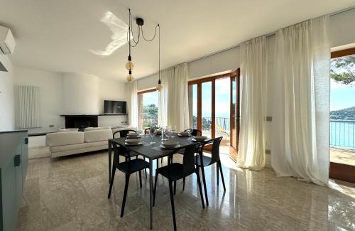 Portovenere Apartamento | Elegant modern and bright flat with splendid terrace overlooking the sea and Palmaria Island Modern designer interior accommodates up to six people