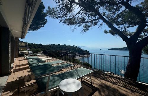 Portovenere Apartamento | Elegant modern and bright flat with splendid terrace overlooking the sea and Palmaria Island Modern designer interior accommodates up to six people
