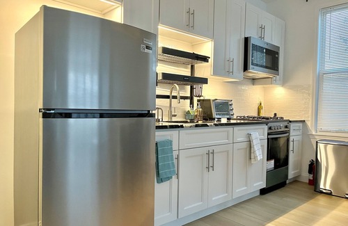 Queens Apartamento | Elegant Modern and Spacious Loft Studio w/ King Bed