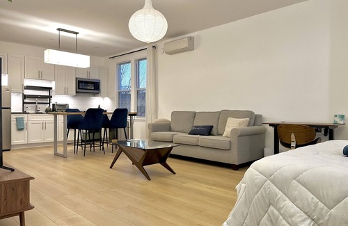 Queens Apartamento | Elegant Modern and Spacious Loft Studio w/ King Bed
