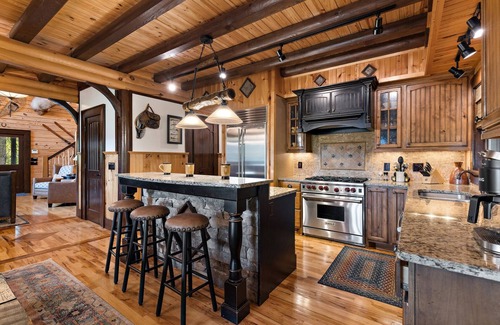 Boone Cabina | Elegant Mountain Lodge with Beautiful Sunsets