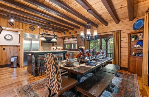 Boone Cabina | Elegant Mountain Lodge with Beautiful Sunsets