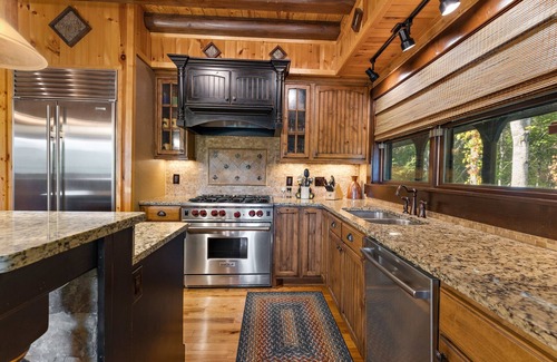 Boone Cabina | Elegant Mountain Lodge with Beautiful Sunsets