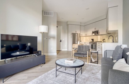 Sunnyvale West Apartamento | Elegant Mountain View 1BR w/ W/D, Pool & Gym, nr tech HQs, by Blueground