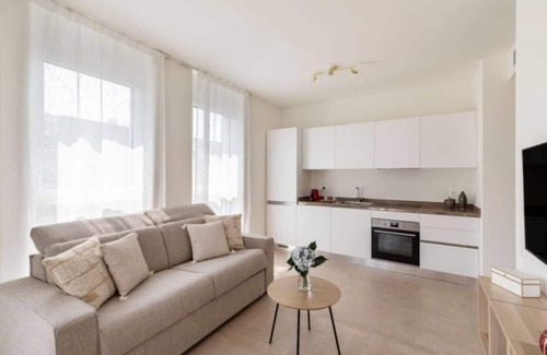 Lugano Apartamento | Elegant new Apt with AC, private balcony & garage