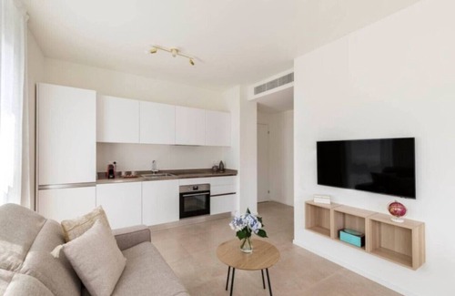 Lugano Apartamento | Elegant new Apt with AC, private balcony & garage
