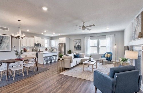 Raytown Casa | Elegant New Build Home W/ Office