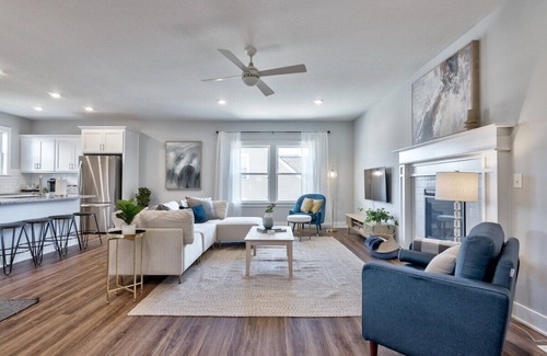 Raytown Casa | Elegant New Build Home W/ Office