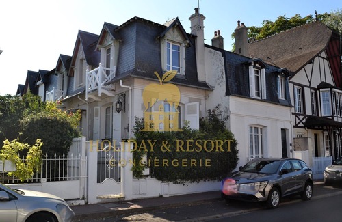 Deauville City Centre Casa | Elegant Normandy house with flower-filled courtyard, in the heart of Deauville
