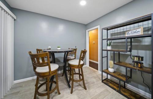 Shelby Township Casa | Elegant Oasis 4 Bedroom Home Away from Home
