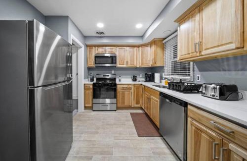 Shelby Township Casa | Elegant Oasis 4 Bedroom Home Away from Home