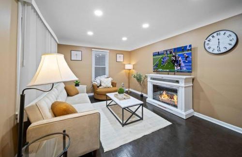 Shelby Township Casa | Elegant Oasis 4 Bedroom Home Away from Home