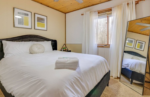 Hamlin Cabina | ELEGANT Poconos Cabin with Theater & Game Room!