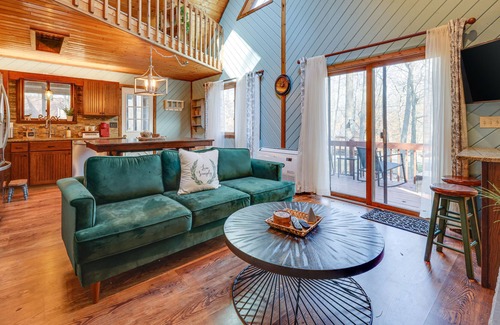 Hamlin Cabina | ELEGANT Poconos Cabin with Theater & Game Room!