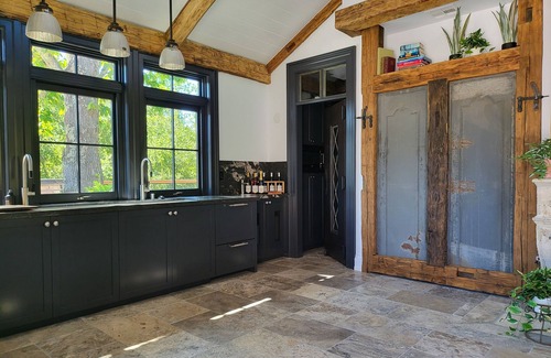 Los Gatos Chalet De Esquí | Elegant upscale open concept chalet in charming Los Gatos.