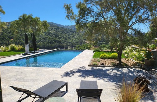 Los Gatos Chalet De Esquí | Elegant upscale open concept chalet in charming Los Gatos.