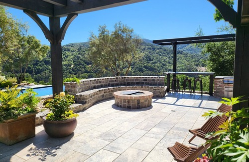 Los Gatos Chalet De Esquí | Elegant upscale open concept chalet in charming Los Gatos.