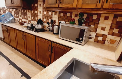Islamabad Casa | Elegant, Private, Luxurious & Cosy 2BHK, Spacious bedrooms, Wi-fi & Netflix