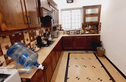 Islamabad Casa | Elegant, Private, Luxurious & Cosy 2BHK, Spacious bedrooms, Wi-fi & Netflix