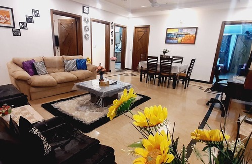 Islamabad Casa | Elegant, Private, Luxurious & Cosy 2BHK, Spacious bedrooms, Wi-fi & Netflix