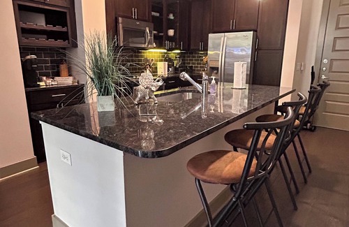 East Downtown Houston Apartamento | Elegant Queen with pool view