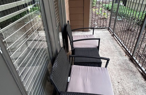 East Downtown Houston Apartamento | Elegant Queen with pool view