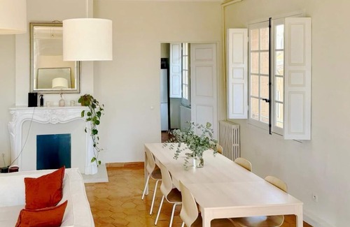 Mazarin Quarter Apartamento | Elegant Rare Historic Apt Aix Center w Air conditioning Elevator and Parking