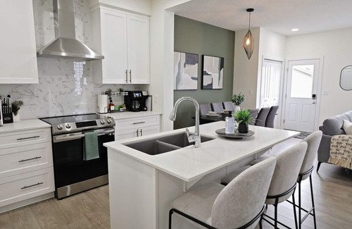 Northwest Edmonton Casa | Elegant Retreat w/King Beds|Golf|Disney+|Near WEM