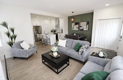 Northwest Edmonton Casa | Elegant Retreat w/King Beds|Golf|Disney+|Near WEM