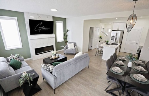 Northwest Edmonton Casa | Elegant Retreat w/King Beds|Golf|Disney+|Near WEM